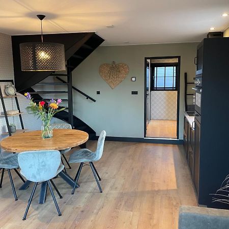 De Heerlykheid Wemeldinge, Vlak Bij Strand En Bos, Ruime Vakantiewoning Met Eigen Patio In De Karakteristieke Dorpsstraat Luaran gambar