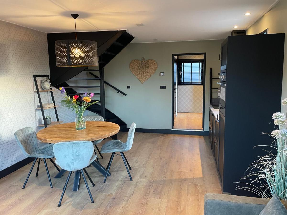 De Heerlykheid Wemeldinge, Vlak Bij Strand En Bos, Ruime Vakantiewoning Met Eigen Patio In De Karakteristieke Dorpsstraat Luaran gambar